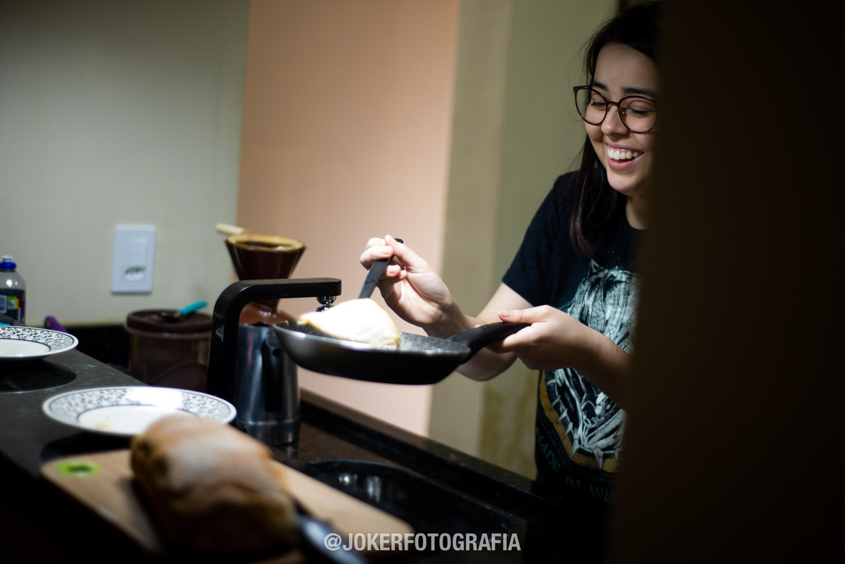 ensaio lifestyle fotógrafo registra momentos da vida real de um casal recém-casado