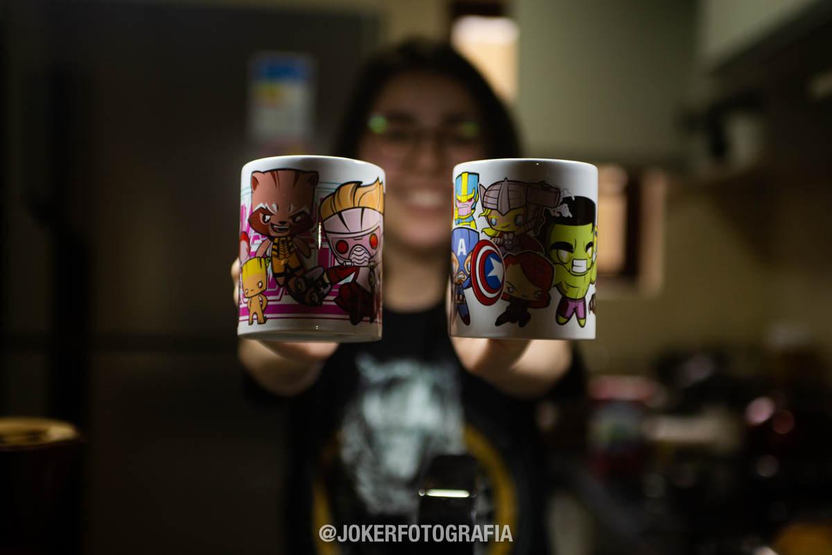 casal geek com objetos de decoração e canecas da Marvel