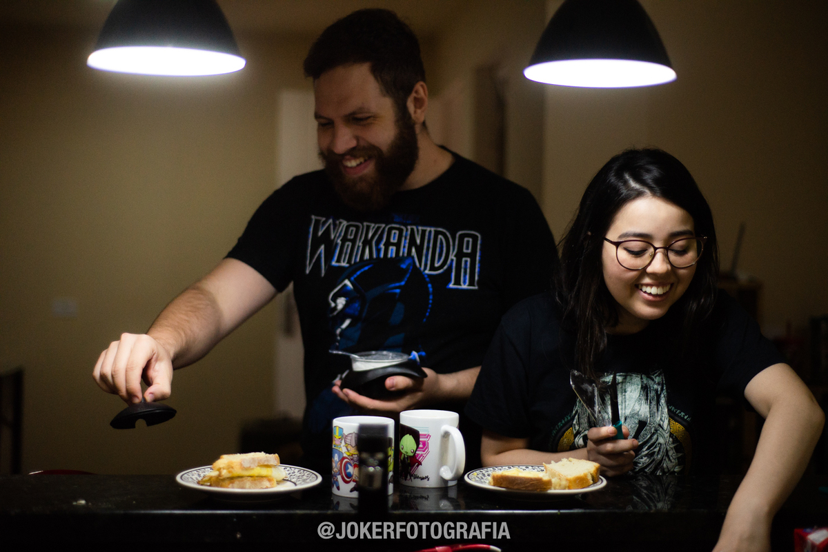 ensaio de casal fotógrafo registra momentos da vida real de um casal recém-casado