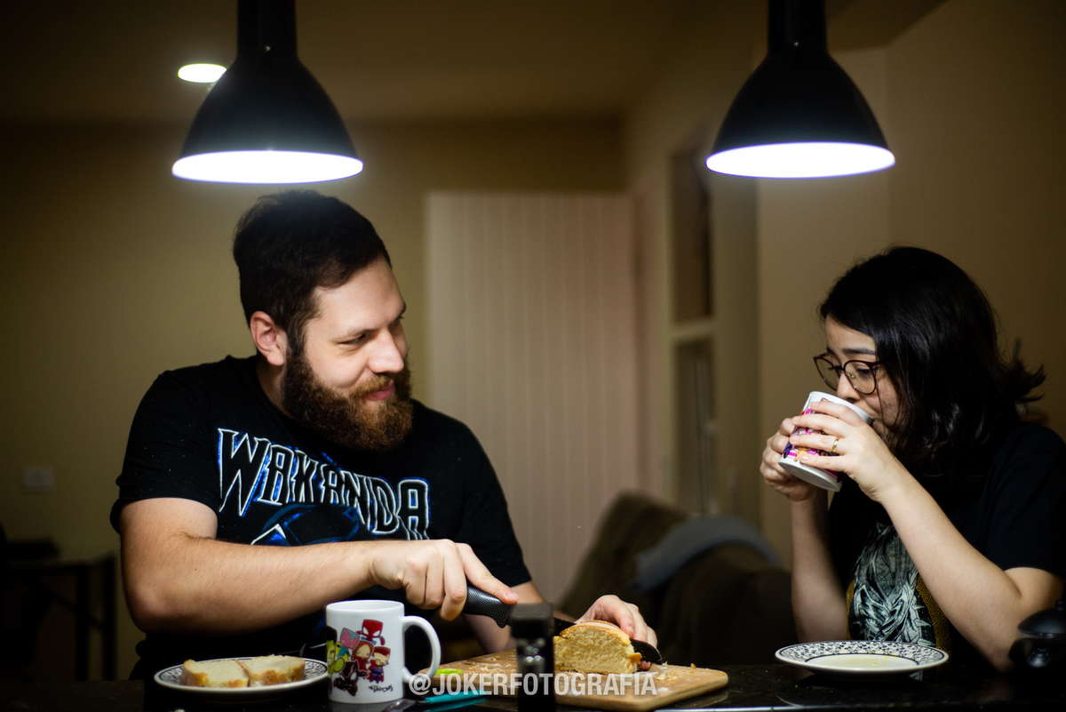 sessão fotográfica sem filtros - fotógrafos apostam em fotos reais do dia a dia de casais comuns