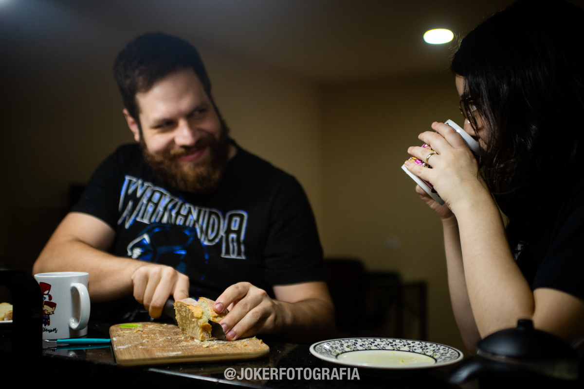 sessão fotográfica sem filtros - fotógrafos apostam em fotos reais do dia a dia de casais comuns
