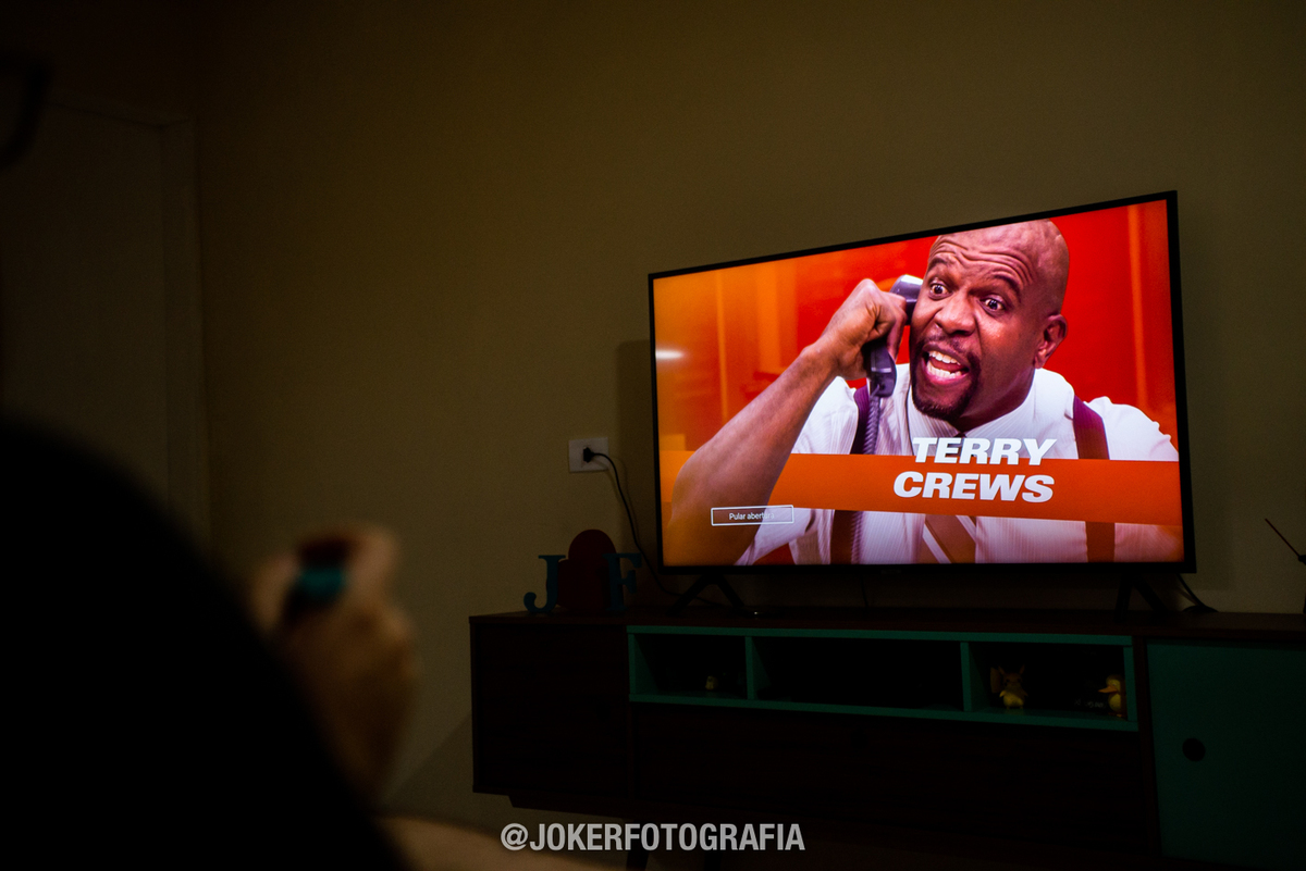 casa e Netflix - sessão fotográfica sem filtros - fotógrafos apostam em fotos reais do dia a dia de casais comuns