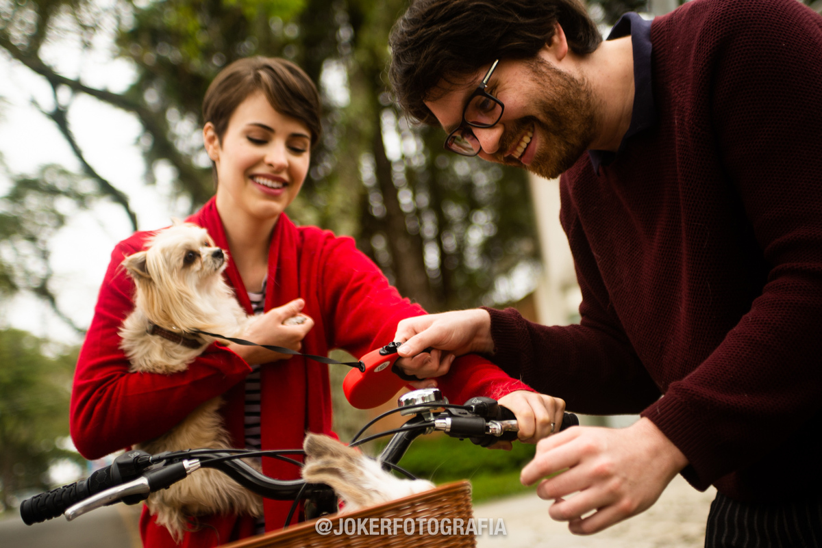 casal faz ensaio de casamento pela vizinhança do bairro andando e bicicleta