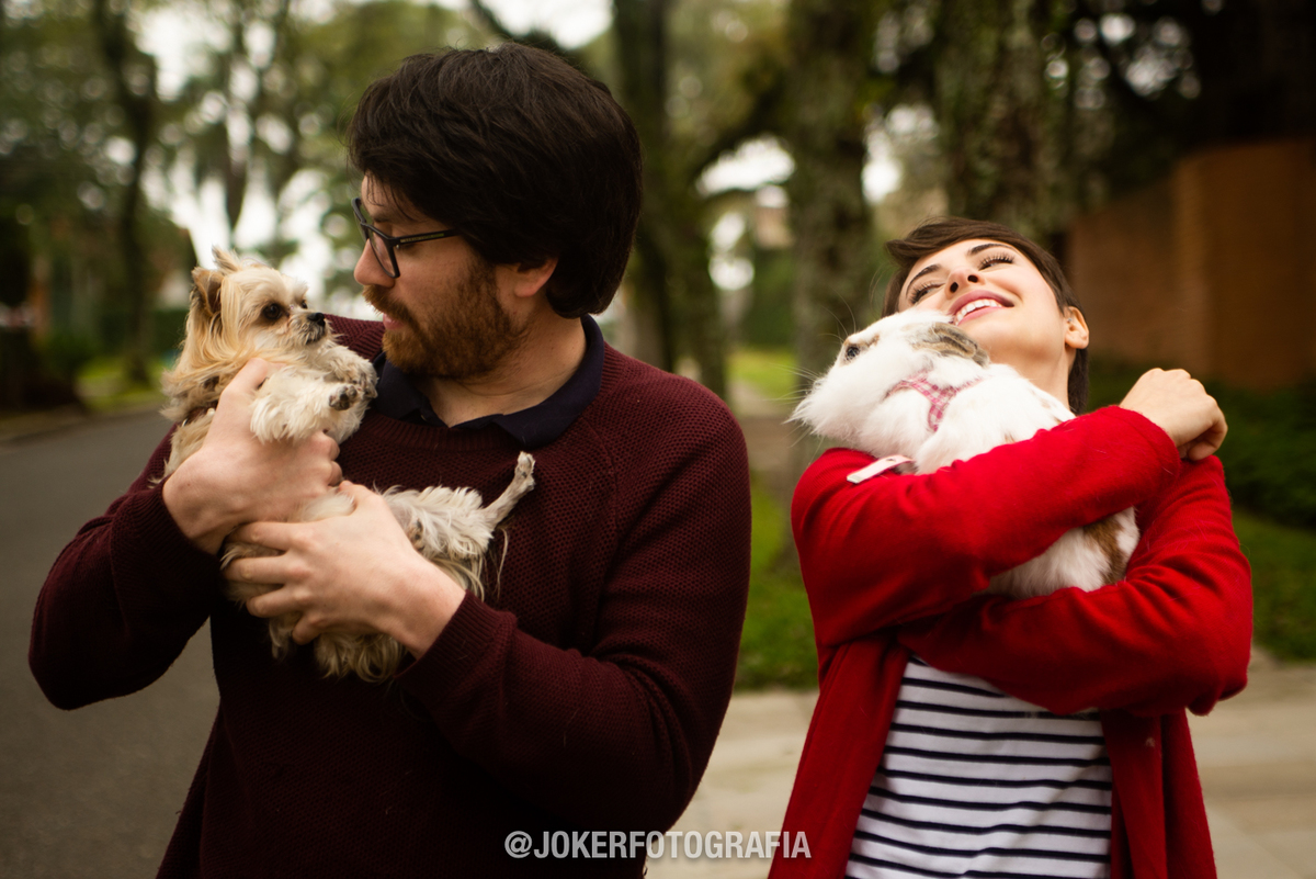 Ensaio de casal com cachorros