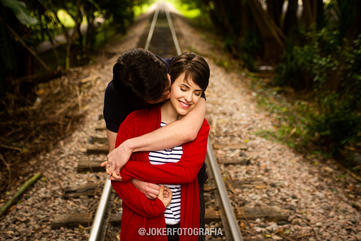 Ensaio de casal nos trilhos de trem
