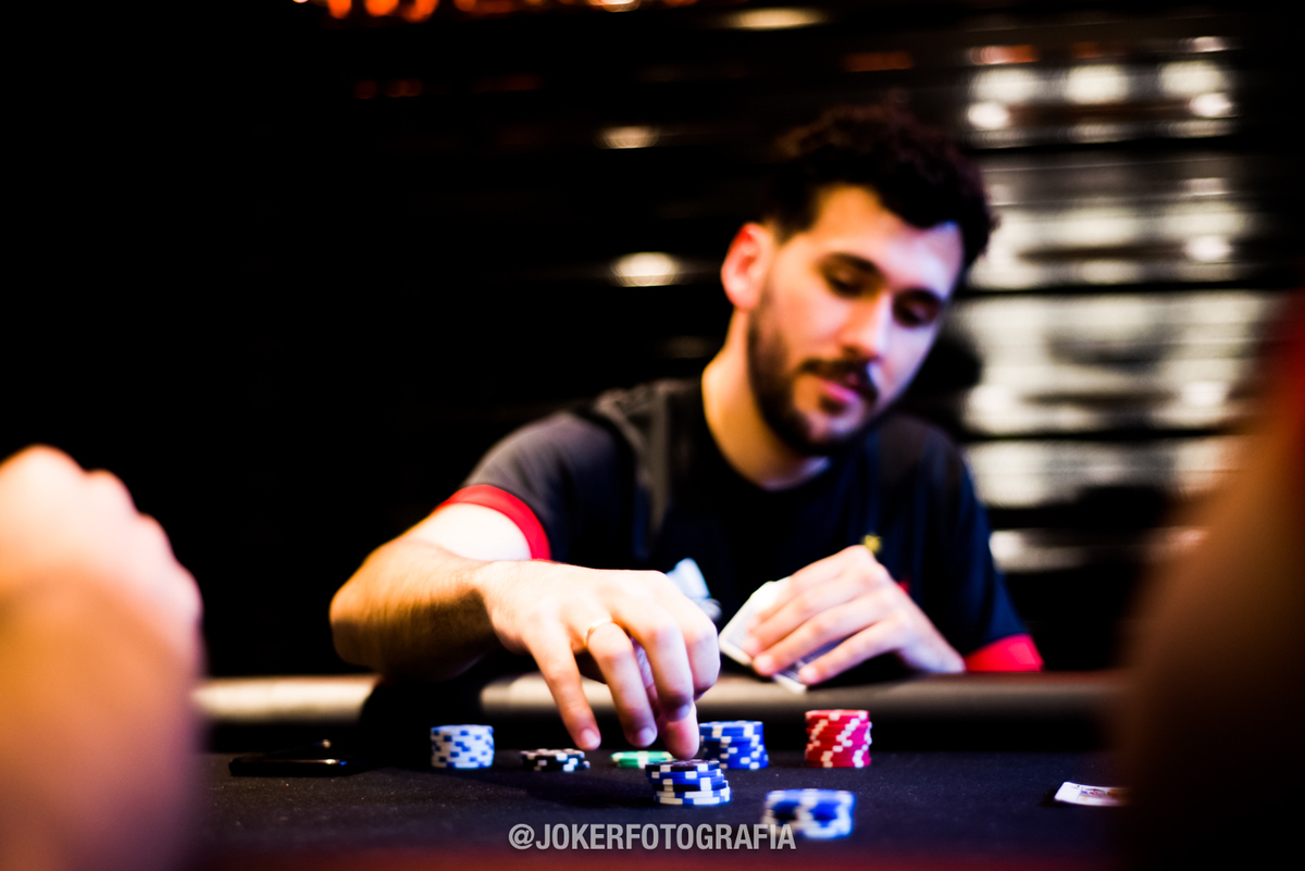 noivo jogando poker no making of