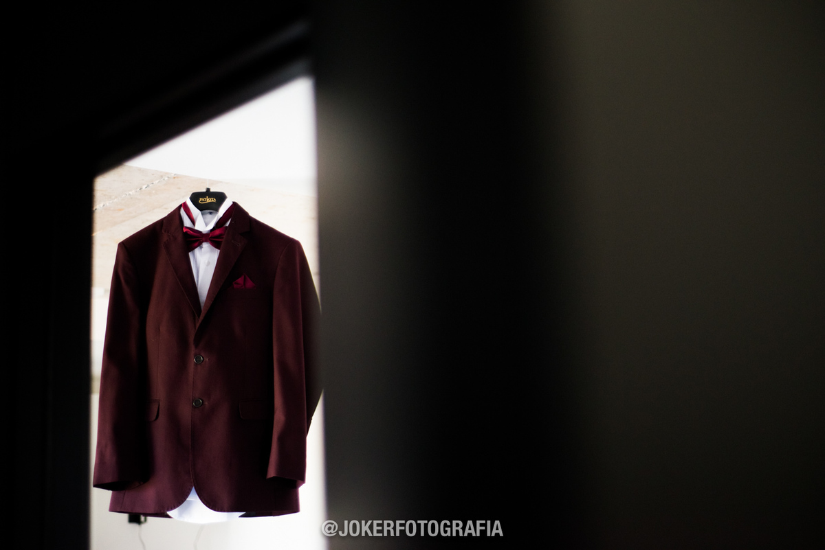 traje do noivo bordô 