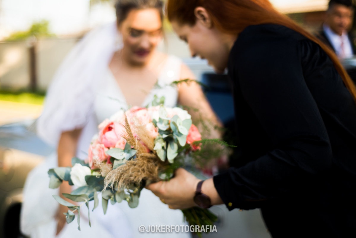 cerimonialista ajuda a noiva no casamento
