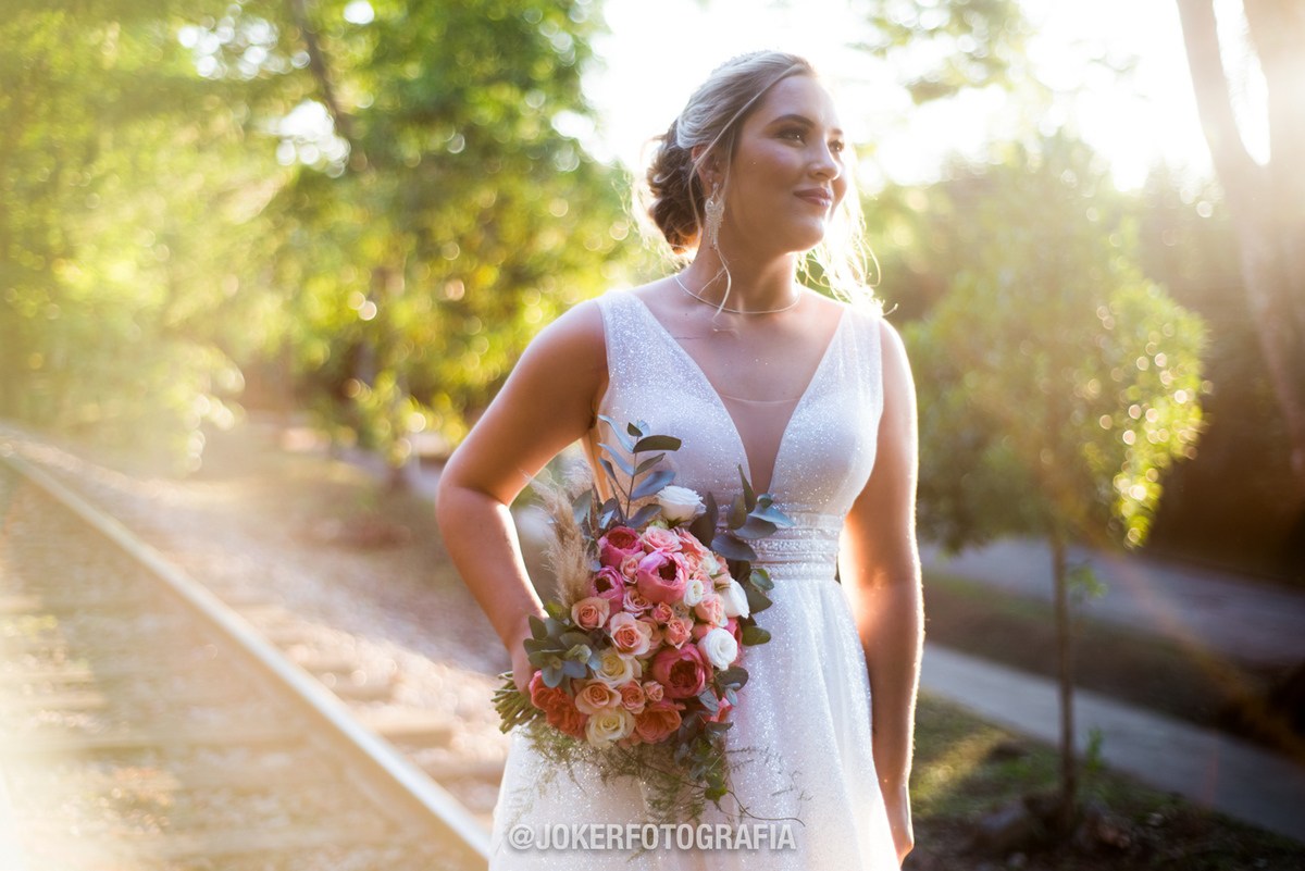 buquê de noiva diferente com folhagens