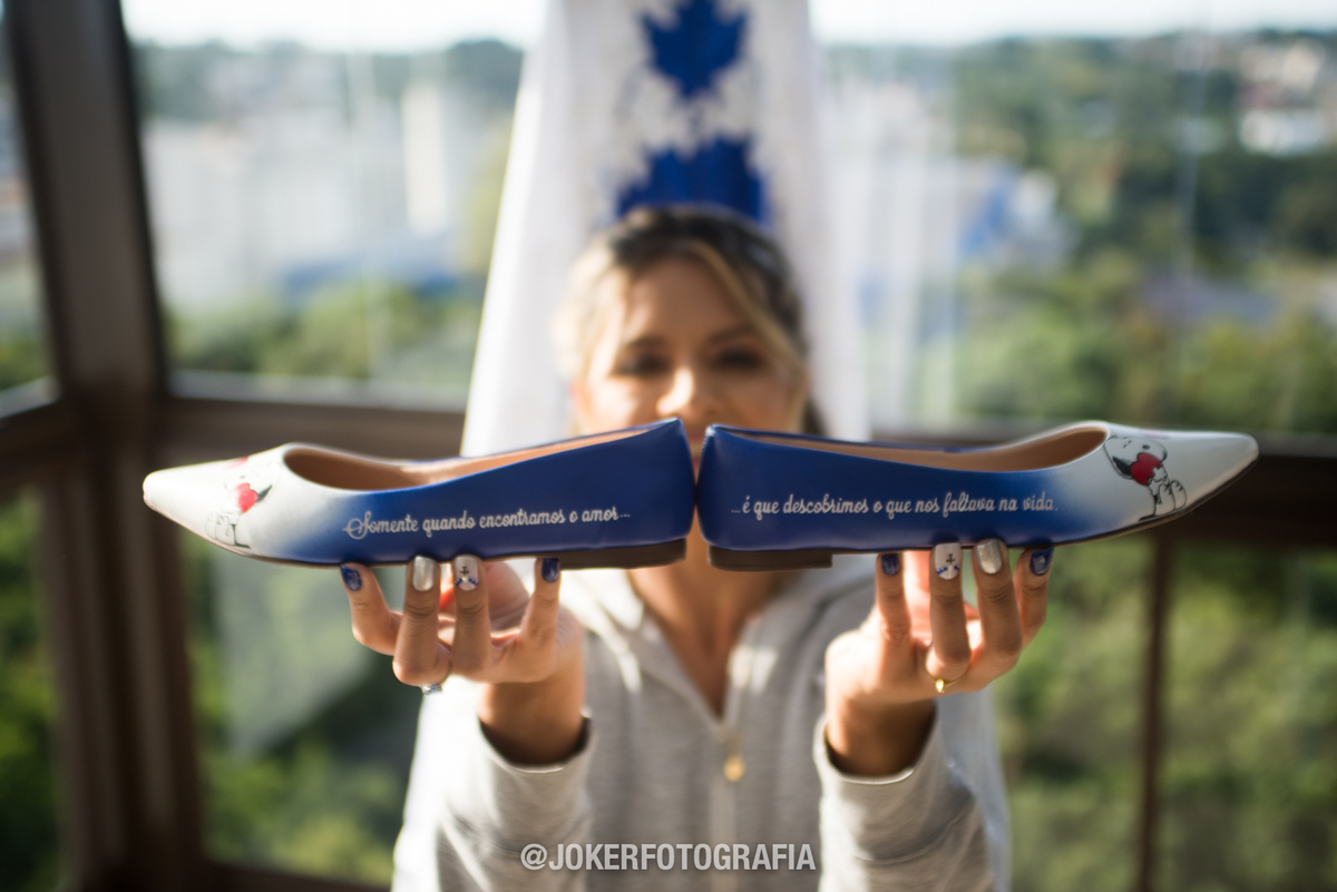 sapatinho de noiva personalizado em curitiba com o desenho do snoopy