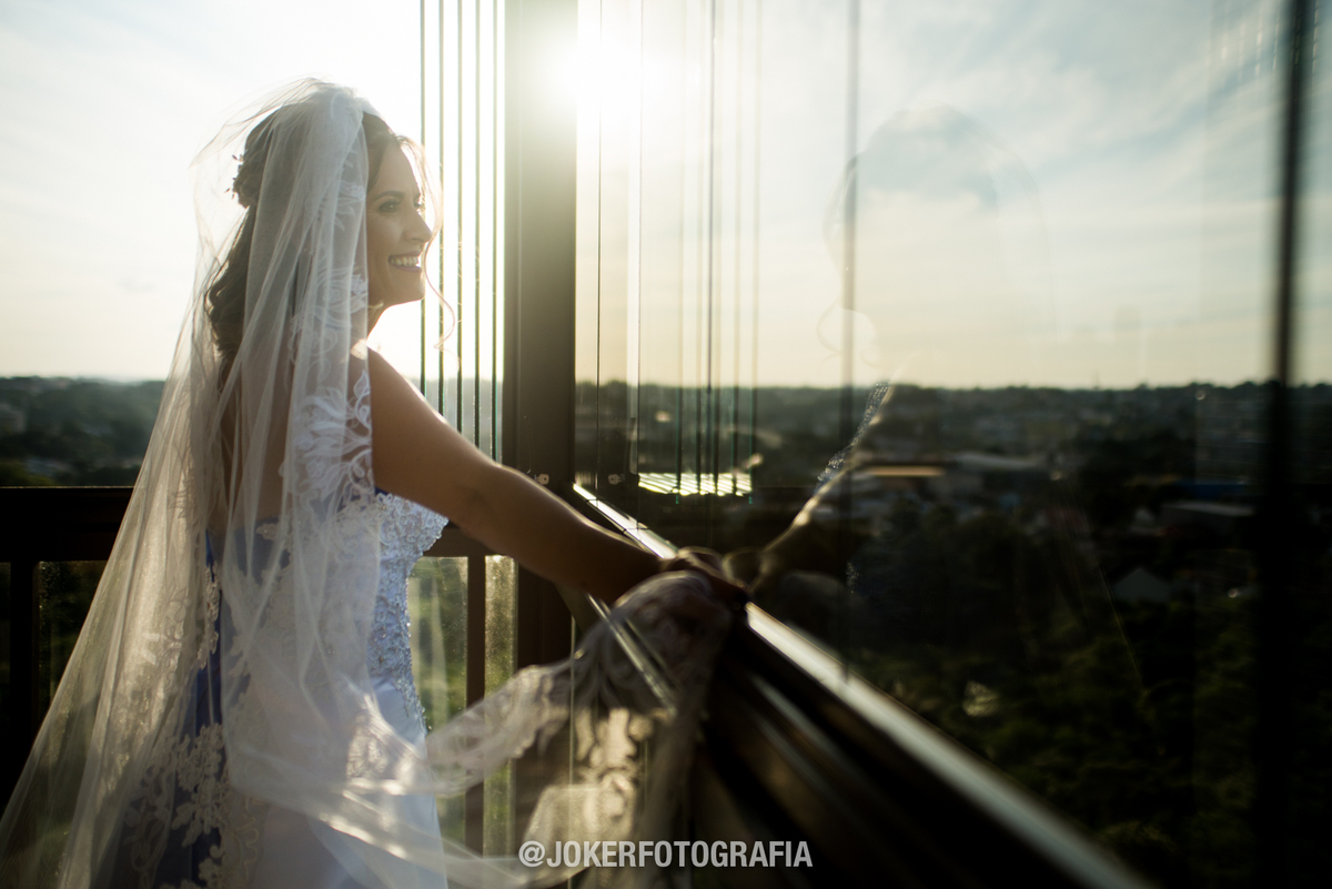 making of da noiva em curitiba com o por do sol ao fundo na sacada