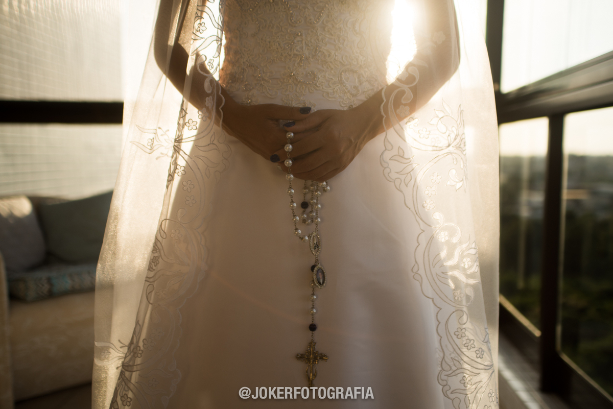 terço personalizado para o dia do casamento e véu de noiva clássica