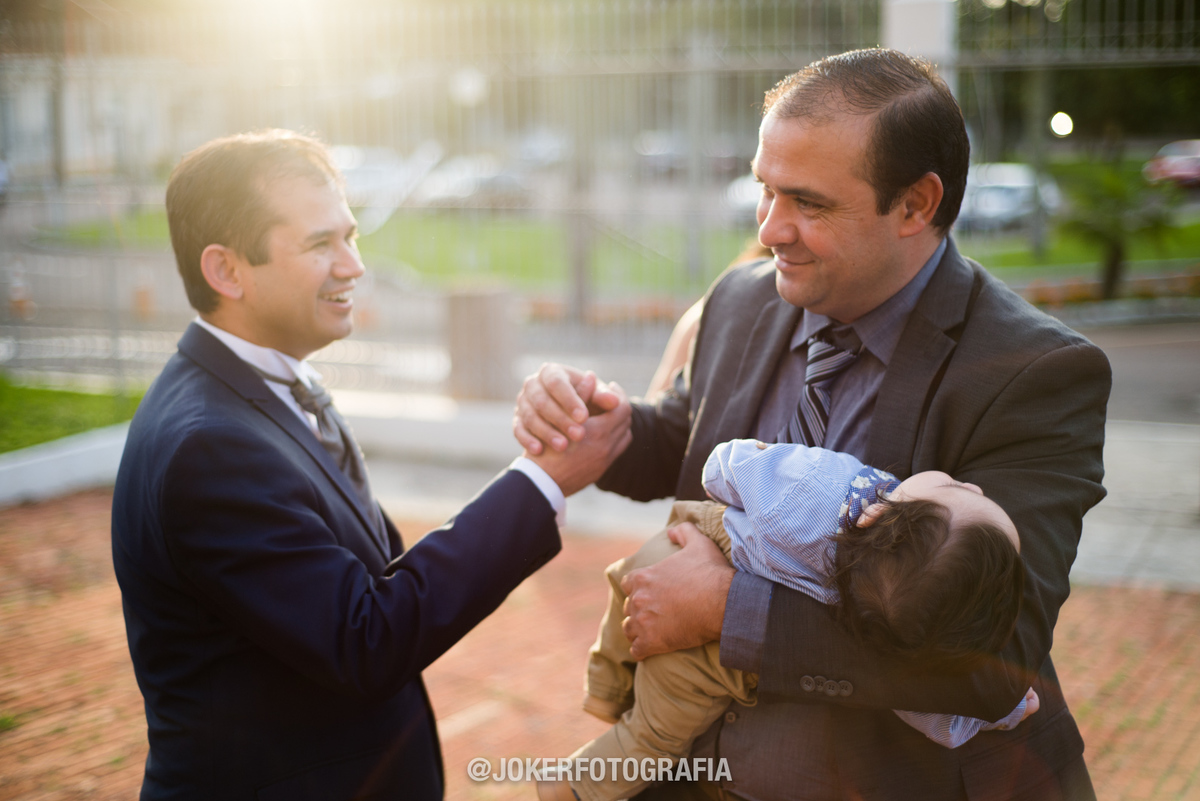 noivo cumprimentando os convidados durante o casamento