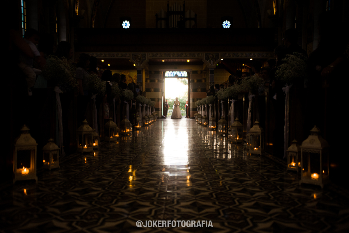 fotografia artística da entrada da noiva na igreja