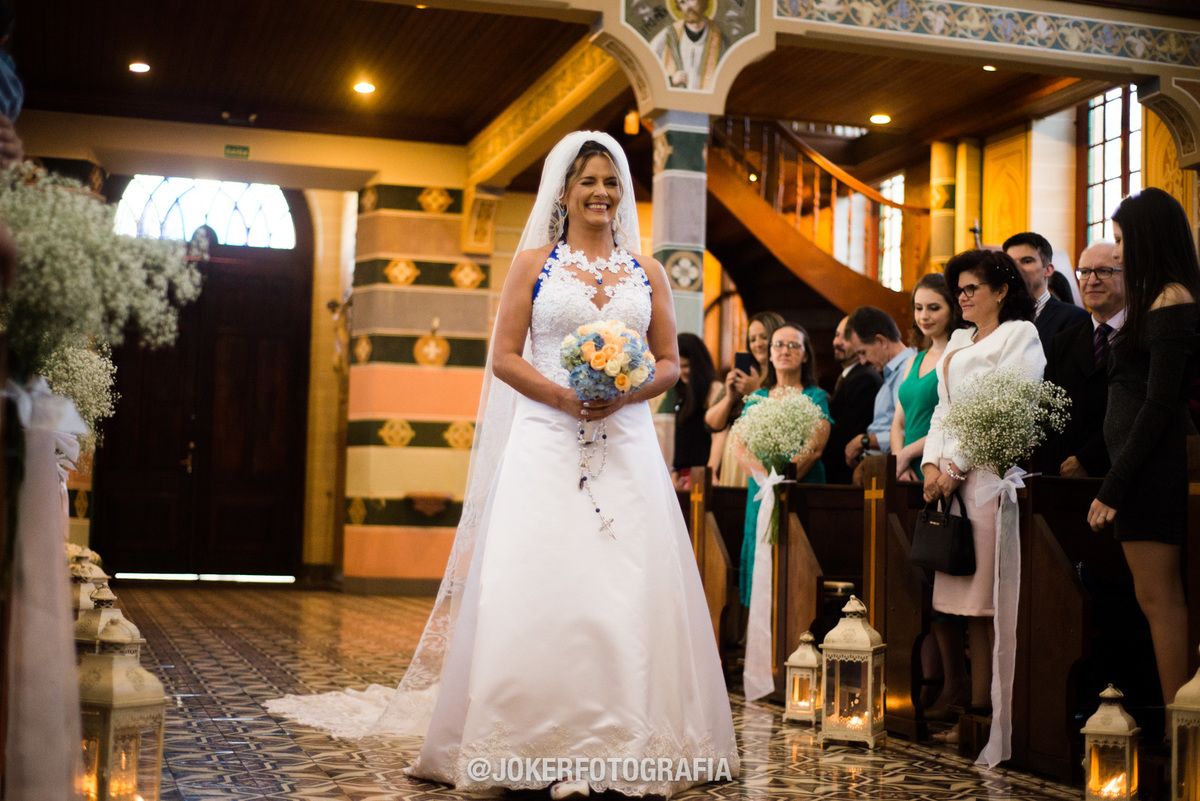 vestido de noiva classica com buque de flores naturais para o casamento