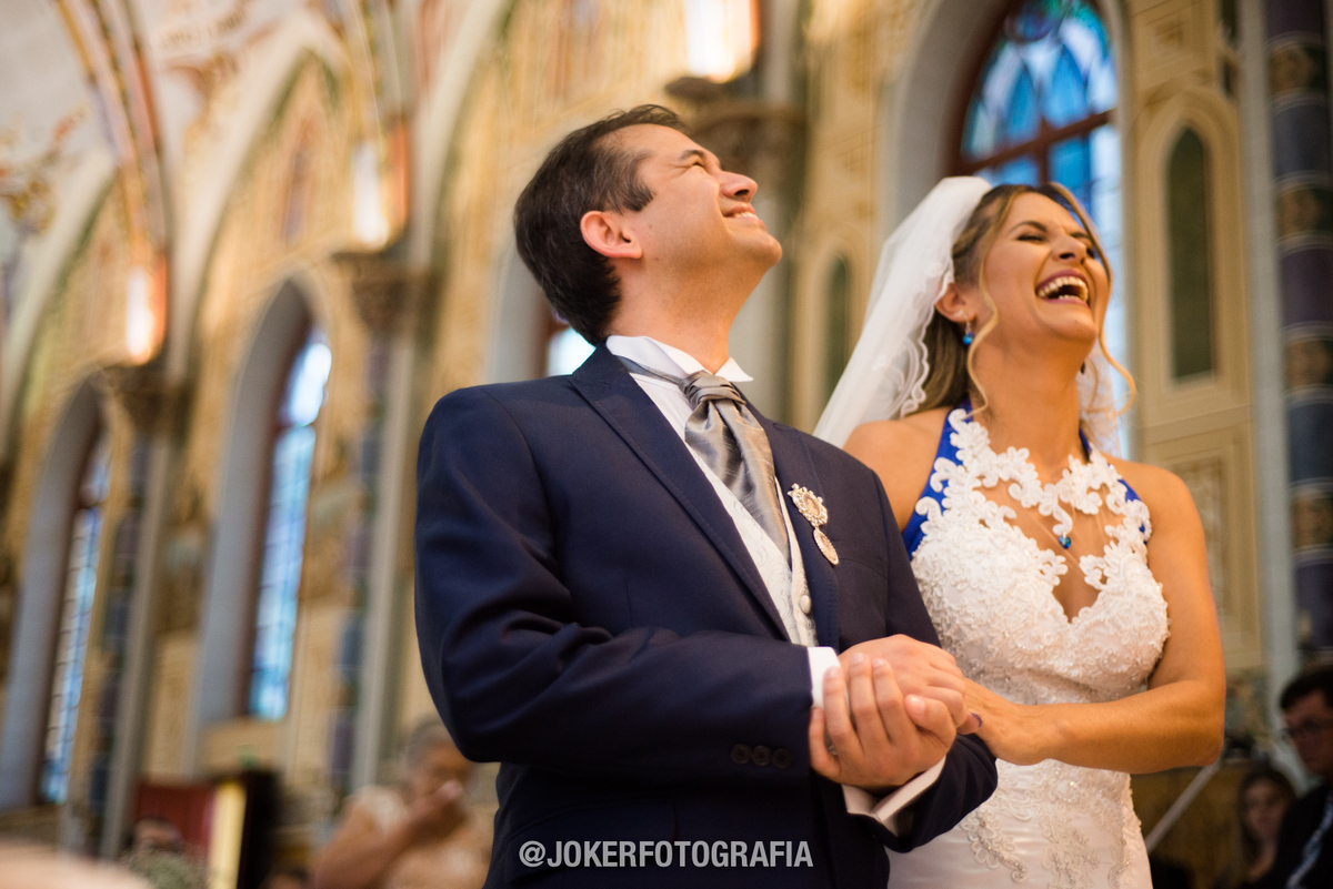 casal se diverte durante a cerimonia na igreja