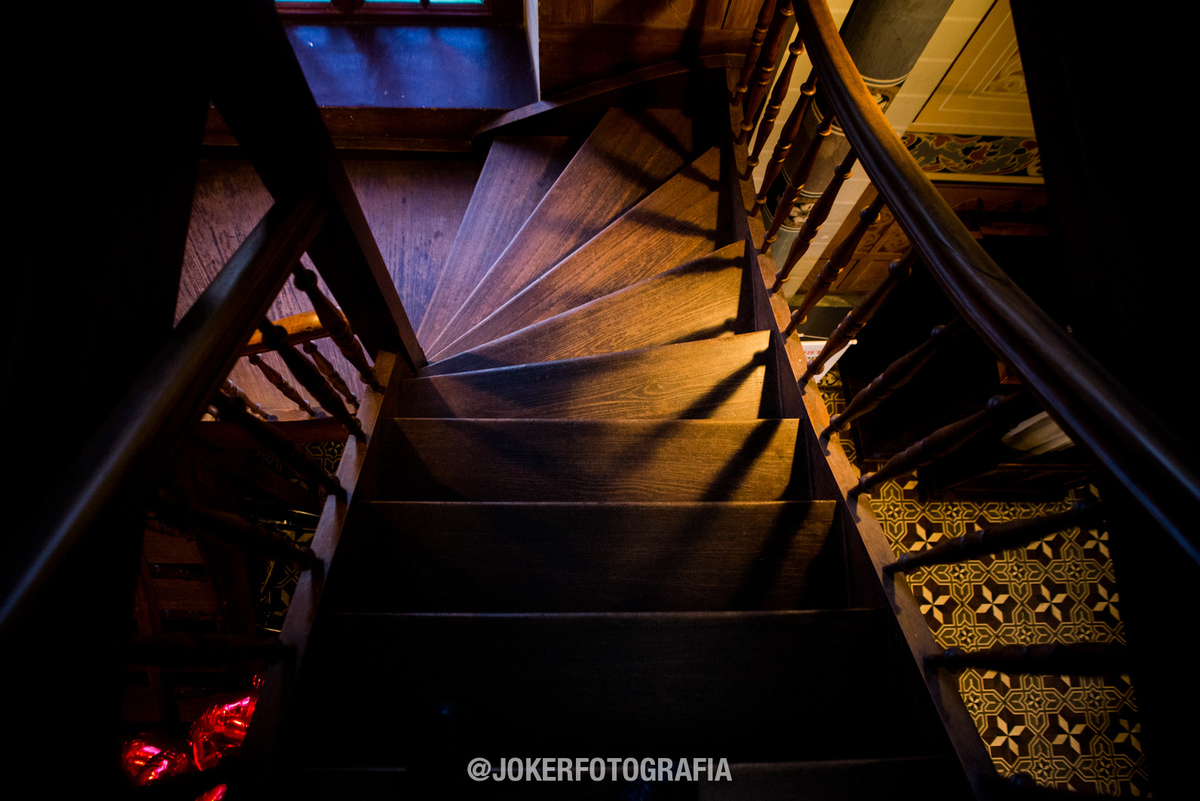 detalhes da igreja com luz e sombra na fotografia