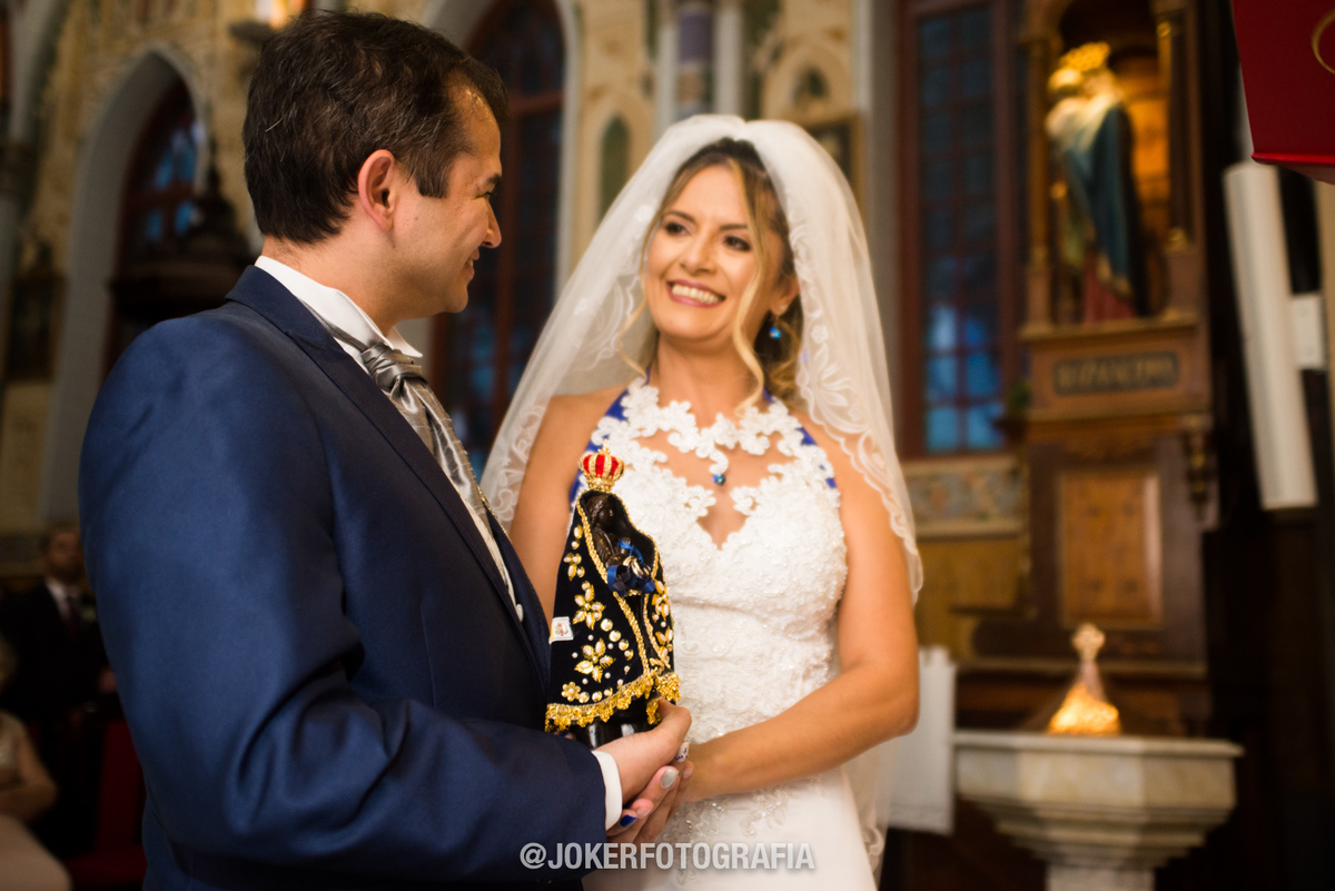 estátua de ns senhora aparecida entra na igreja com as alianças