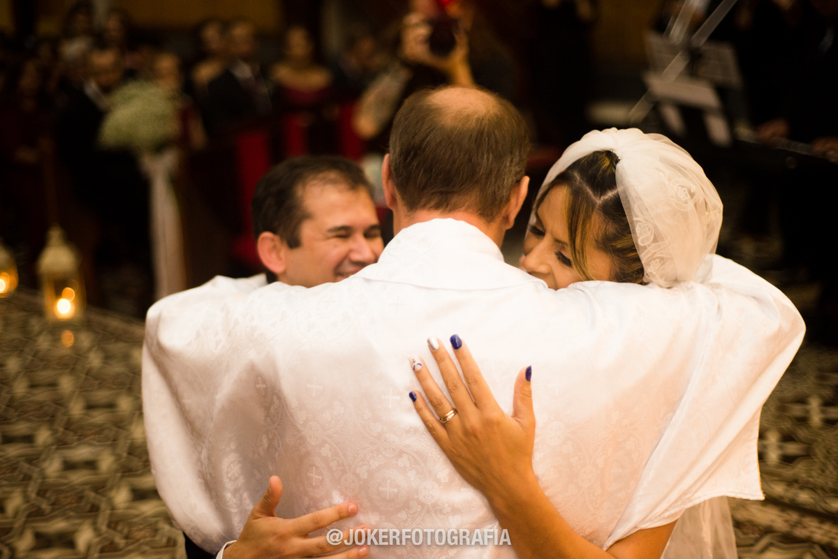 noivos fazem o casamento com padre amigo