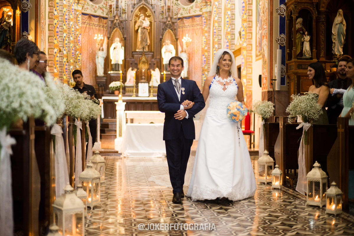 saida dos noivos no corredor da igreja