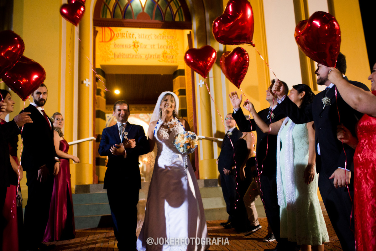 balões de coração para o correor de padrinhos na saida da igreja da orleans