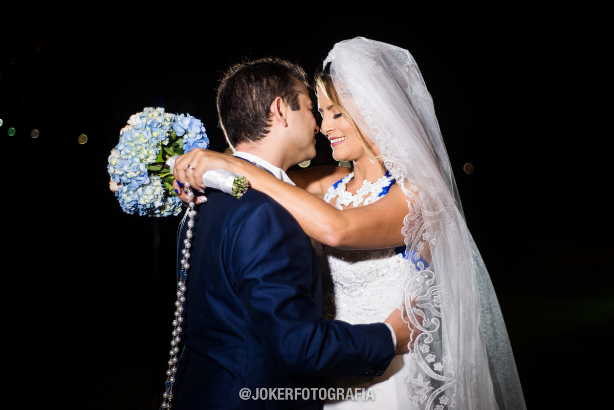 olhar dos novios durante fotos posadas