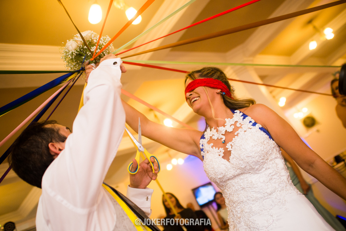 buque da noiva feito com brincadeira de fitas coloridas para descobrir quem fica com o buque