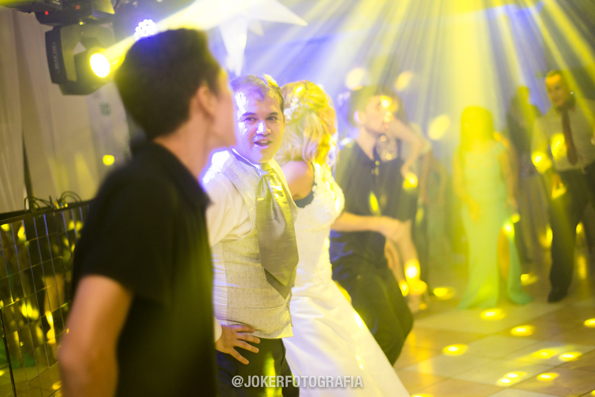 jogo de luzes e dj em festa de casamento