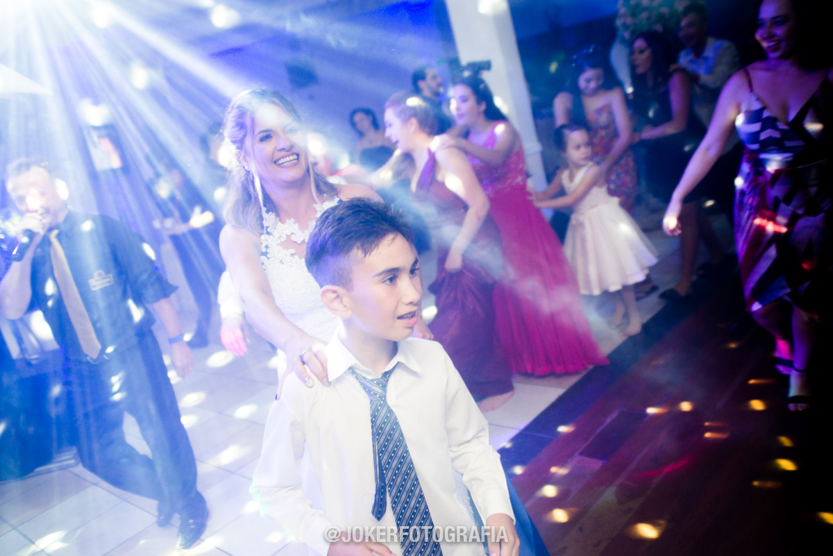 trenzinho sempre foi uma diversão clássica feita pelos convidados durante festa de casamento