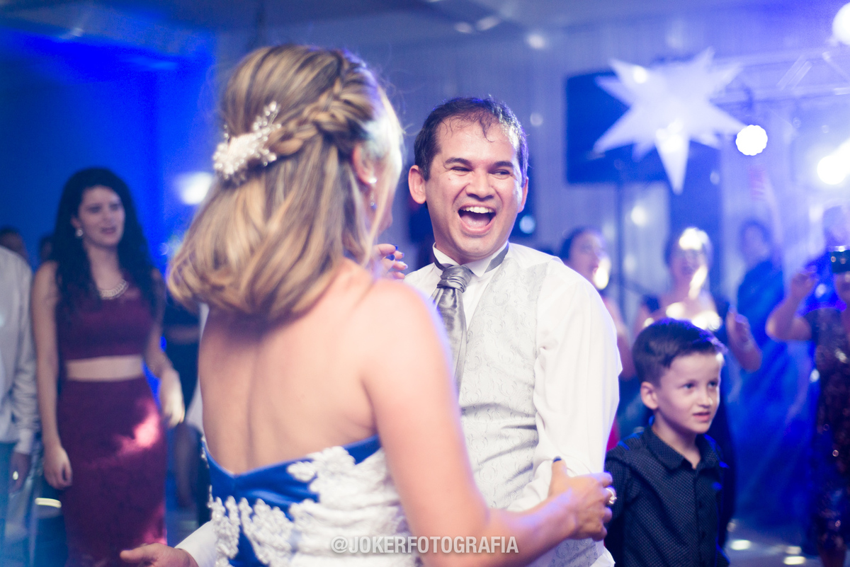 noivos dançam e se divertem