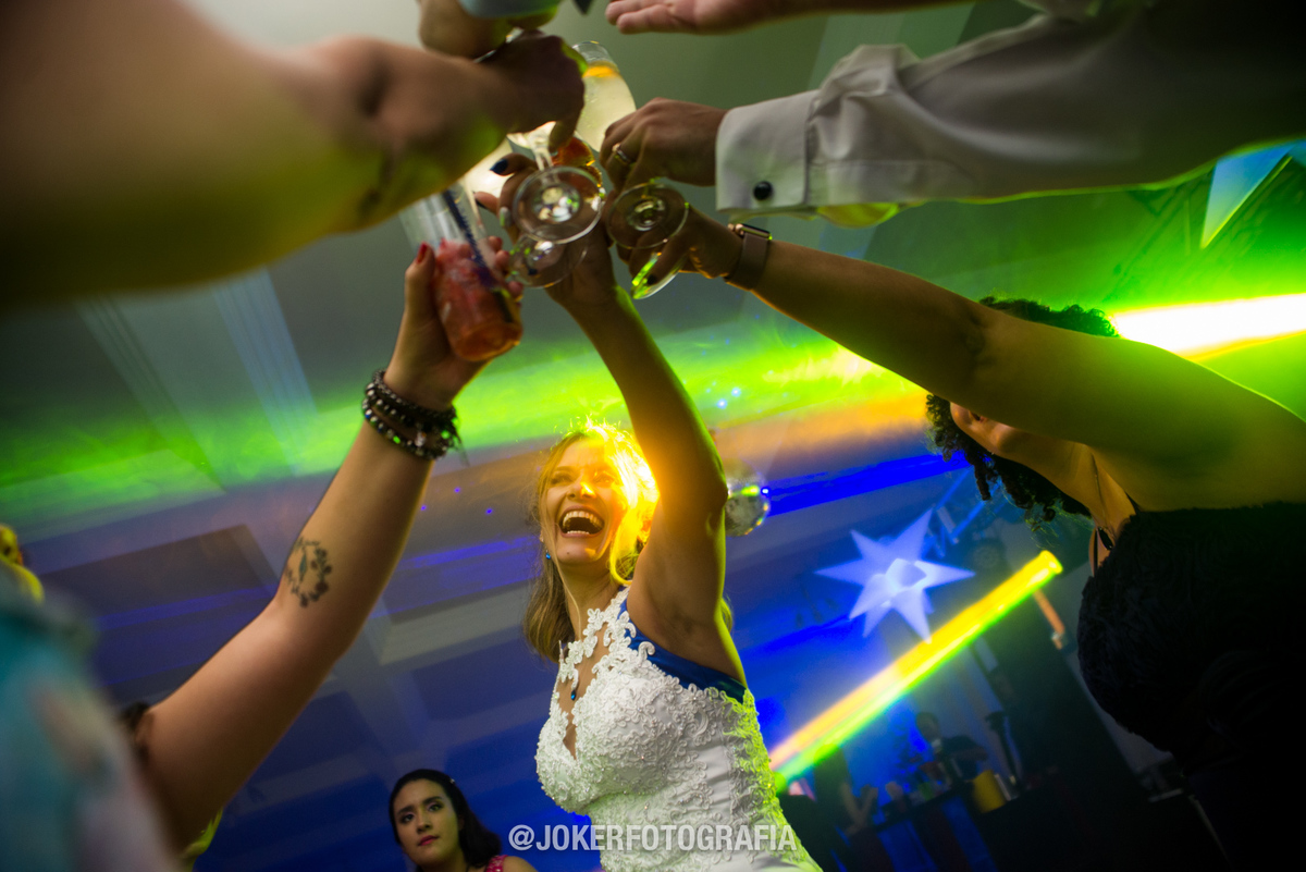 brinde com os convidados em festa de casamento