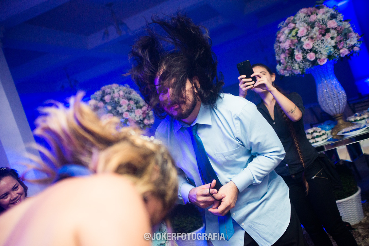 casal headbanger em casamento