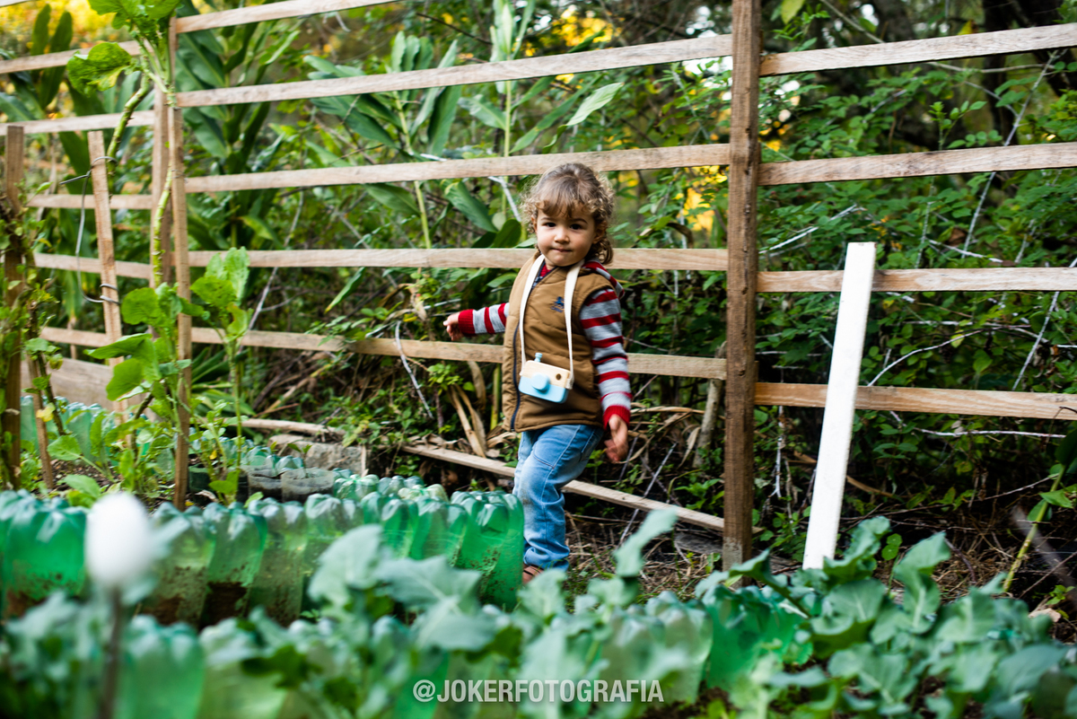 fotos de criança em curitiba fotógrafo faz fotos de criança brincando em casa