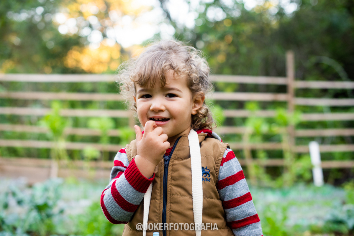 fotos de criança em curitiba fotógrafo faz fotos de criança brincando em casa
