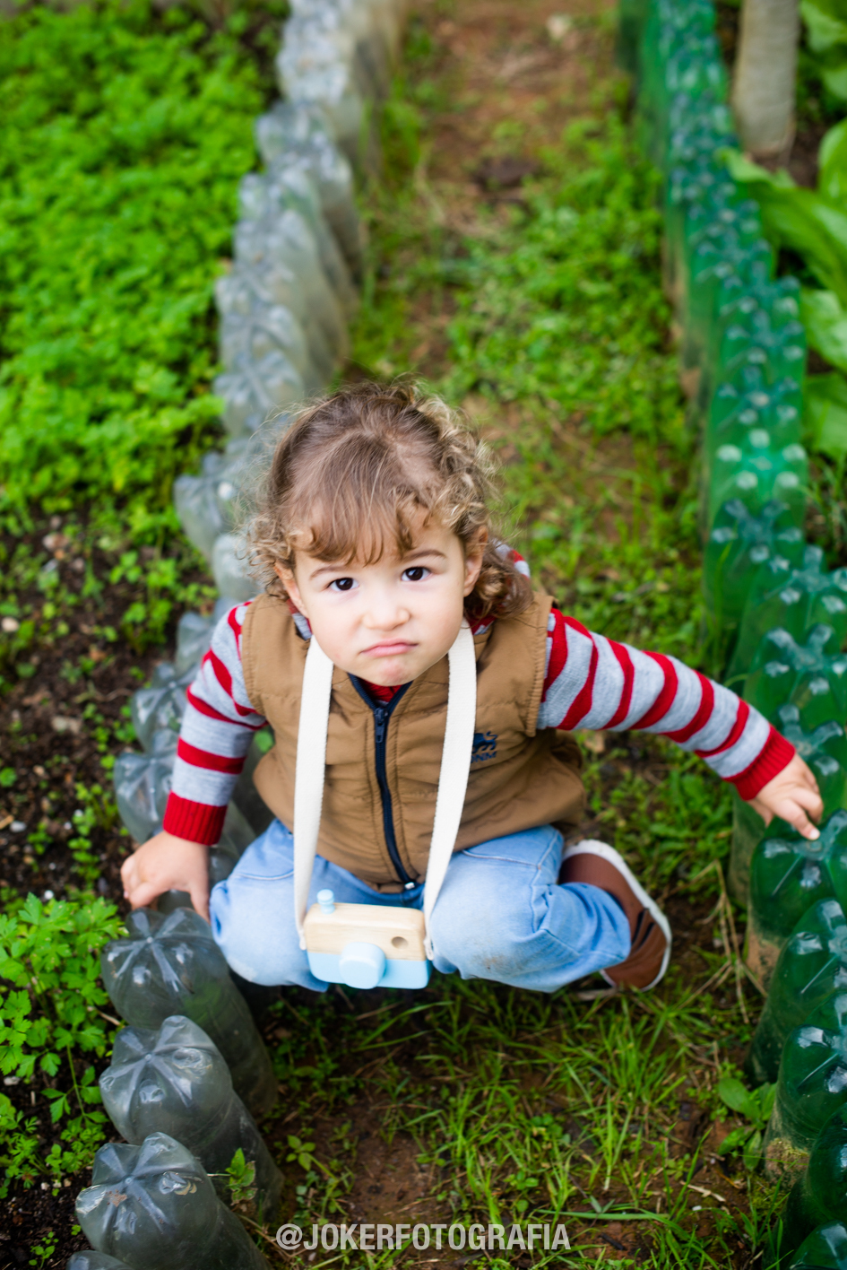 fotos de criança em curitiba fotógrafo faz fotos de criança brincando em casa