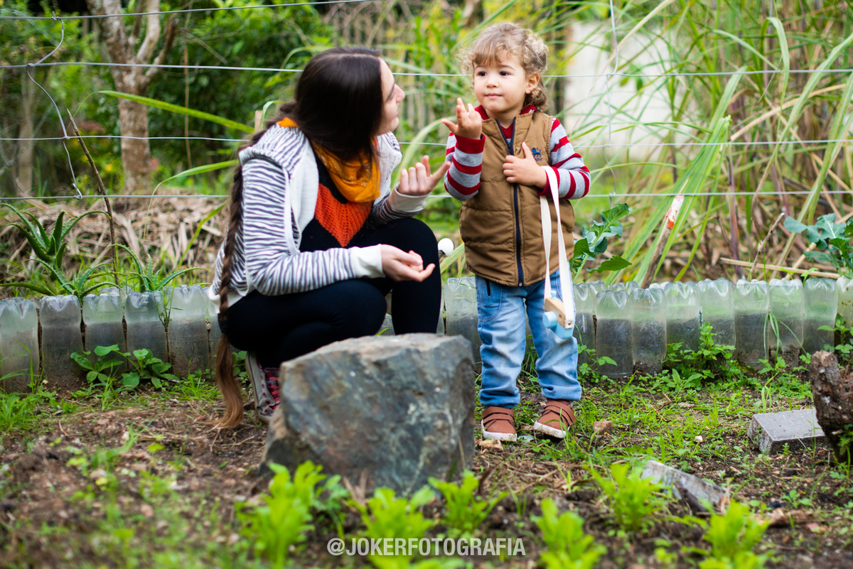 fotos de criança em curitiba fotógrafo faz fotos de criança brincando em casa