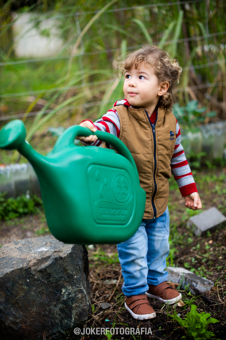 ensaio infantil em curitiba em casa na horta fotos espontaneas brincando