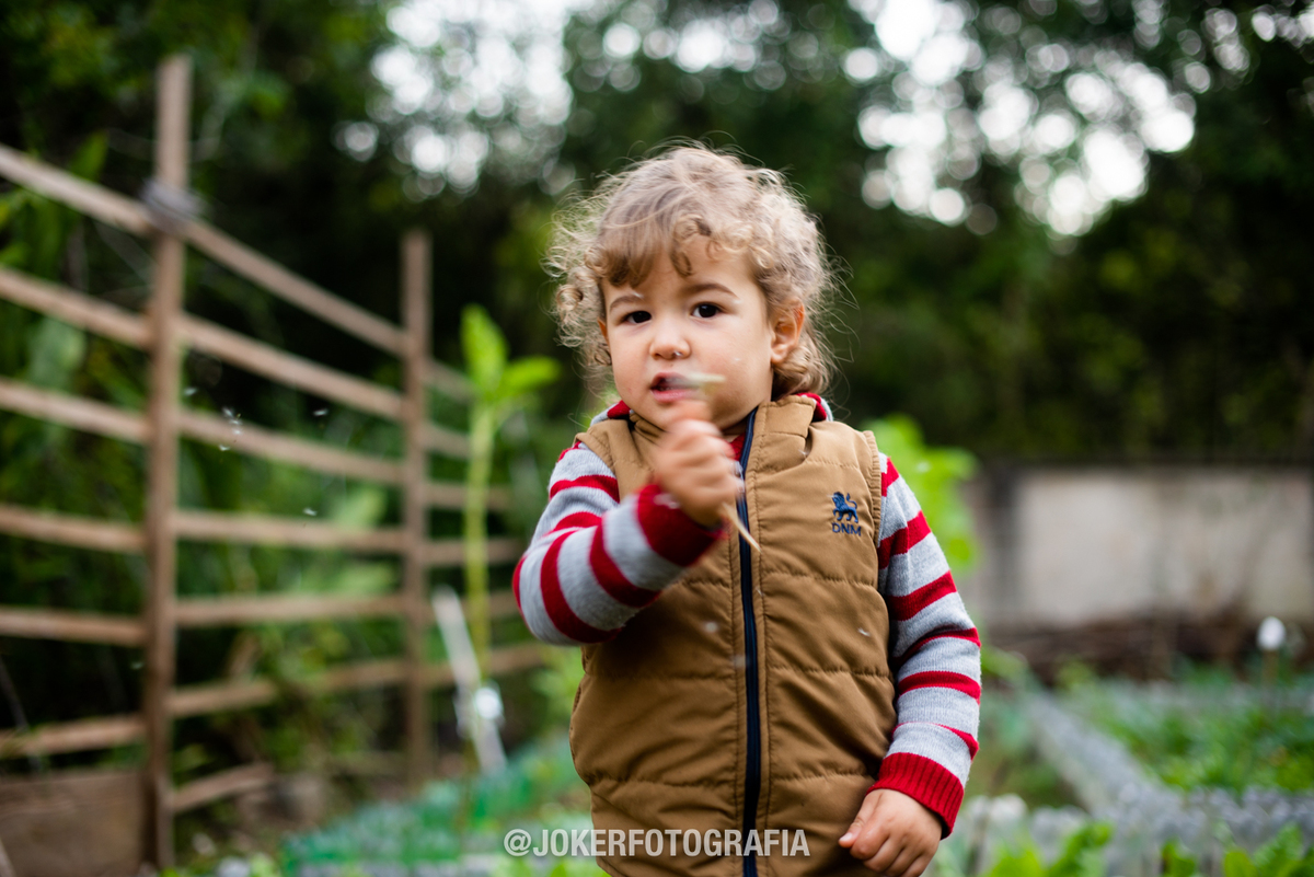 ensaio infantil em curitiba em casa na horta fotos espontaneas brincando