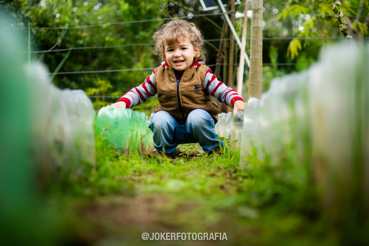 fotos de criança em curitiba fotógrafo faz fotos de criança brincando em casa