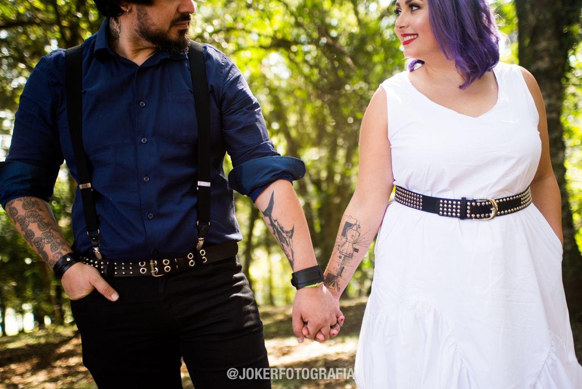 casamento diferente no bosque em casa na pandemia