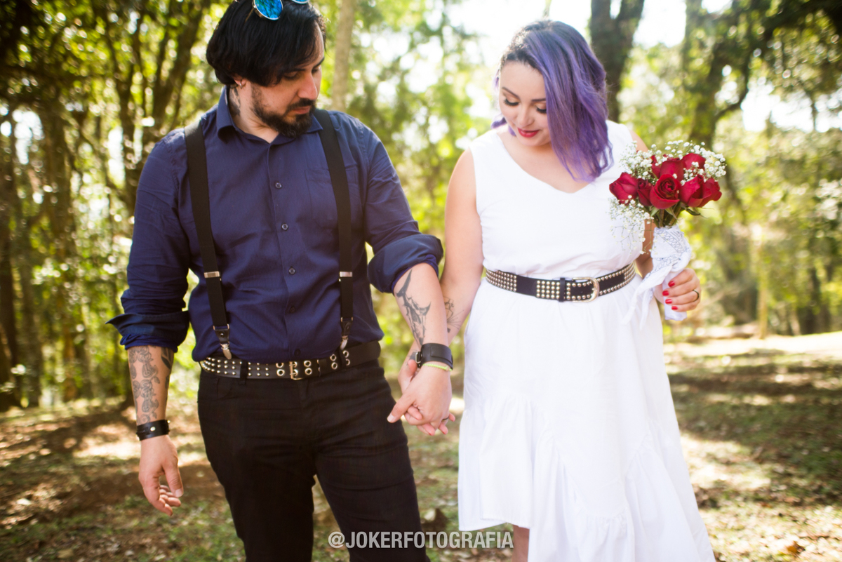 noiva rock n roll tatuada com cabelo colorido e vestido de noiva assimétrico