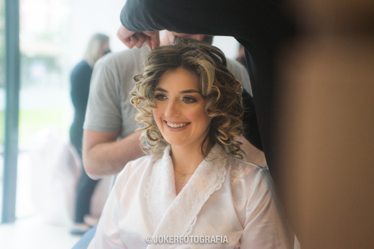 fotógrafo em curitiba noiva se arrumando