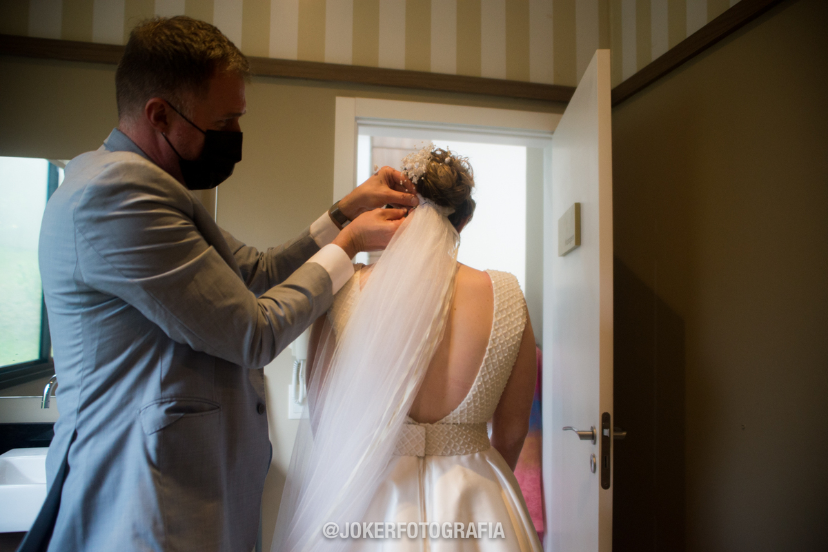 fotógrafo em curitiba noiva se arrumando