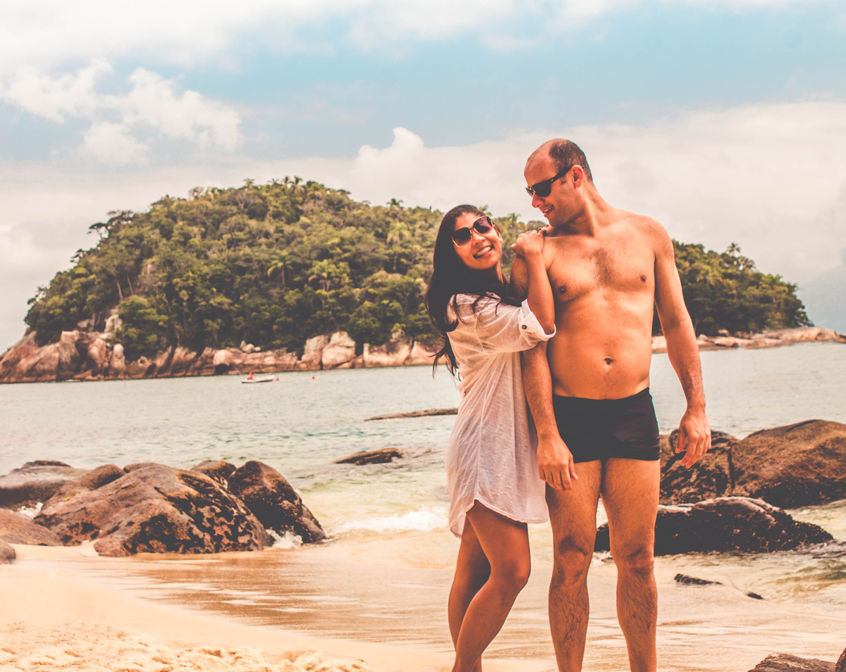Foto de um casal na praia em ensaio fotográfico na Praia das Couves-Ubatuba