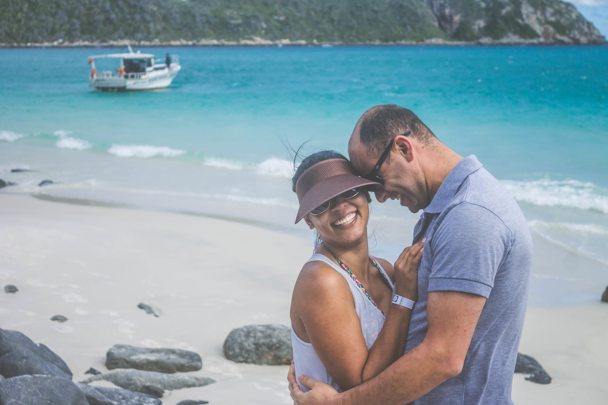 Foto de um casal na praia localizada no Rio de Janeiro 