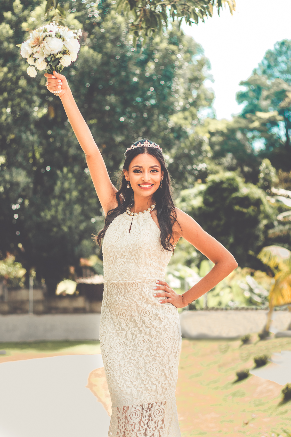 Foto de Noiva com o buquê de flores para alto