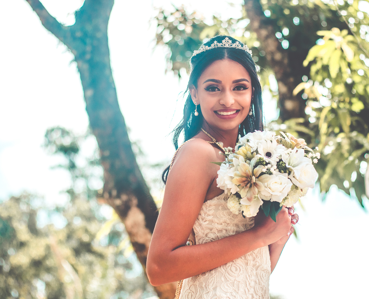 Noiva com buquê de flores