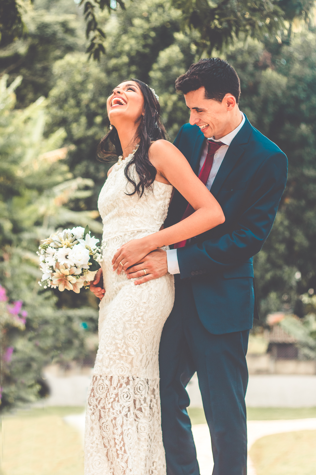 Noivos em foto espontânea depois da cerimônia do casamento