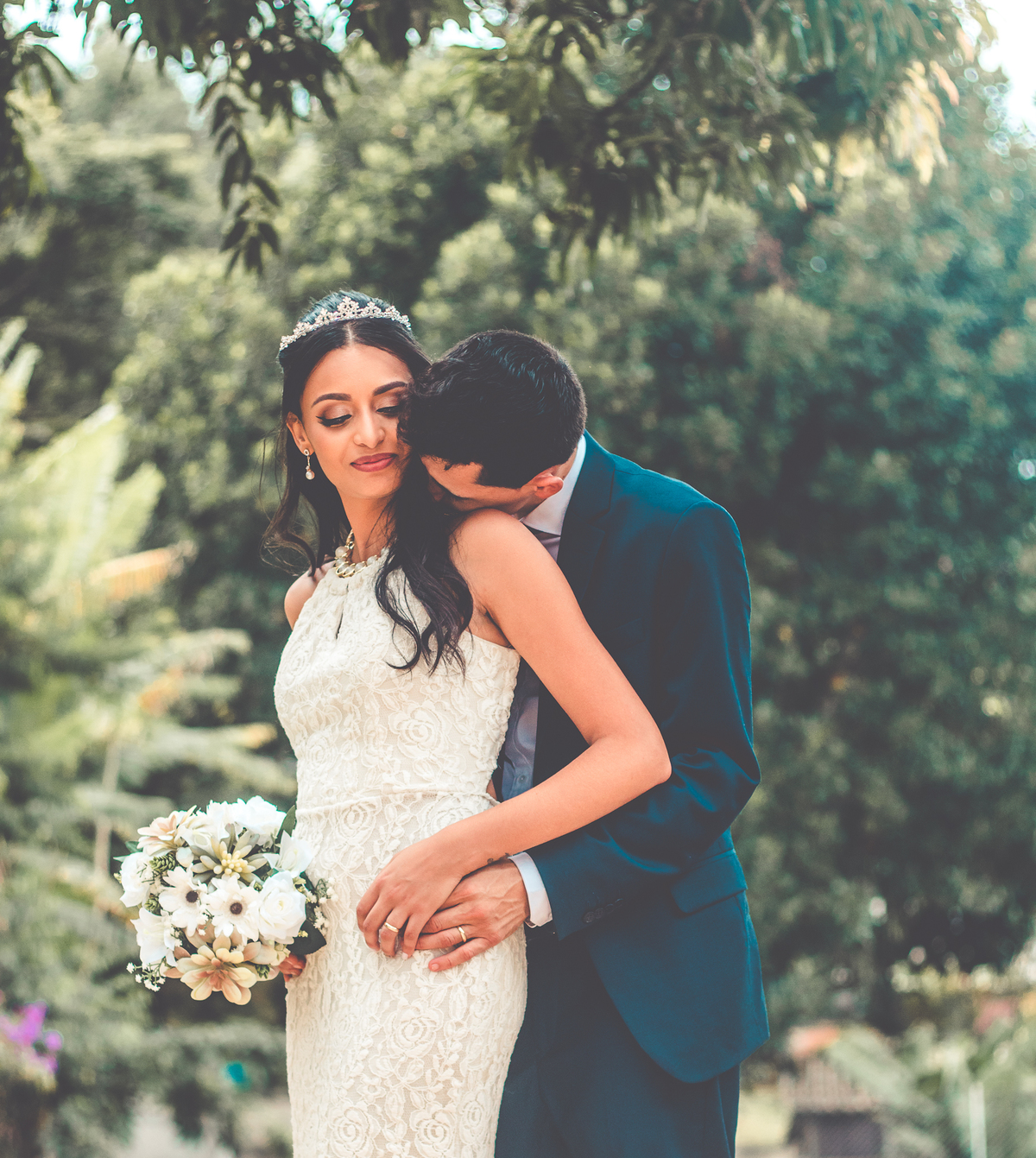 Noivos em fotos depois da cerimônia do casamento