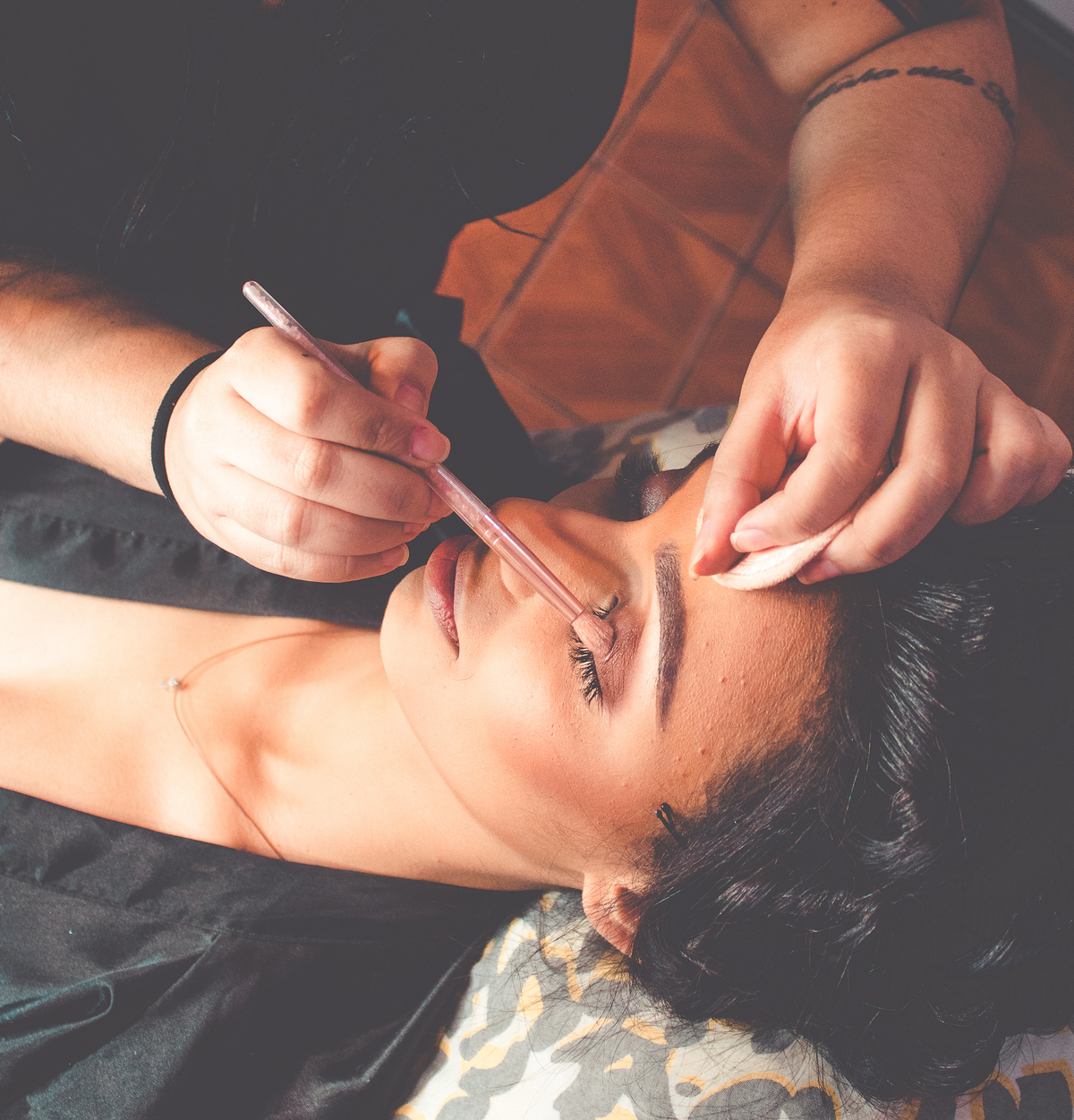 Foto noiva fazendo a maquiagem